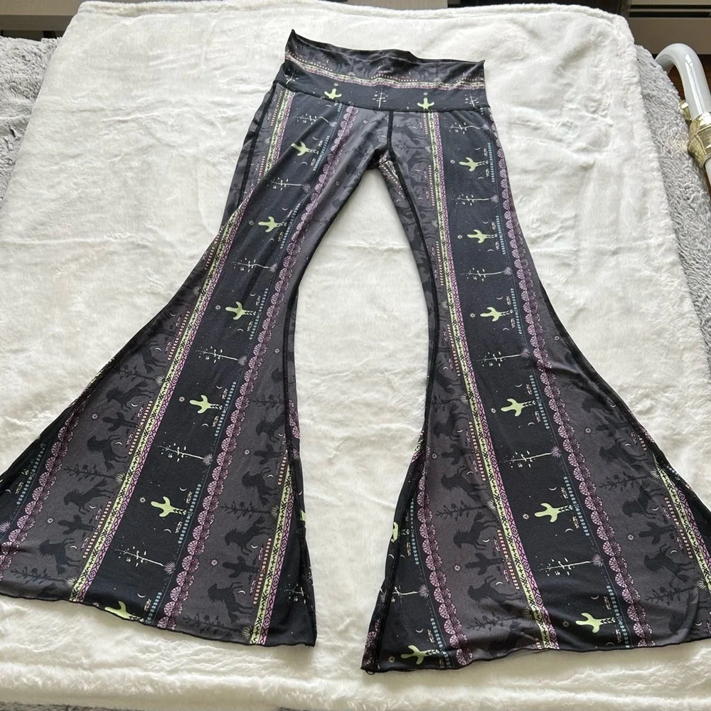Teeki Wild and Free Western  Graphic Print Flare Bell Bottom Yoga Pants - Picture 4 of 8